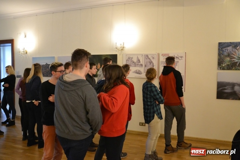 Zdjęcie w galerii na portalu naszraciborz.pl: Młodzież szkolna wzięła udział na Zamku Piastowskim w spotkaniu z Kasią Czemplik i Robertem Czerniakiem wiadomości z regionu