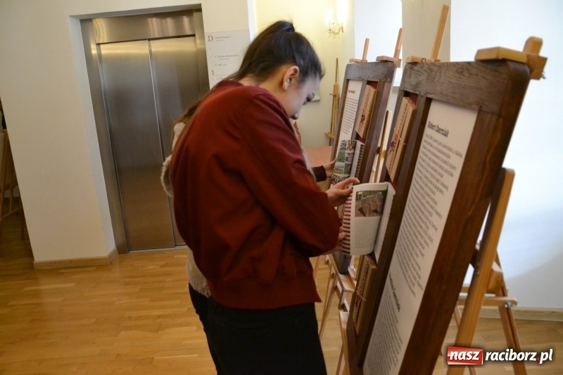 Zdjęcie w galerii na portalu naszraciborz.pl: Młodzież szkolna wzięła udział na Zamku Piastowskim w spotkaniu z Kasią Czemplik i Robertem Czerniakiem wiadomości z regionu