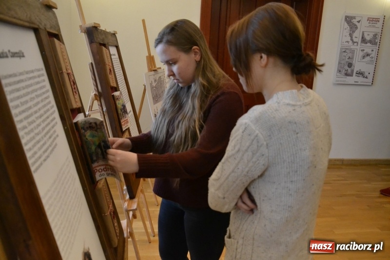 Zdjęcie w galerii na portalu naszraciborz.pl: Młodzież szkolna wzięła udział na Zamku Piastowskim w spotkaniu z Kasią Czemplik i Robertem Czerniakiem wiadomości z regionu