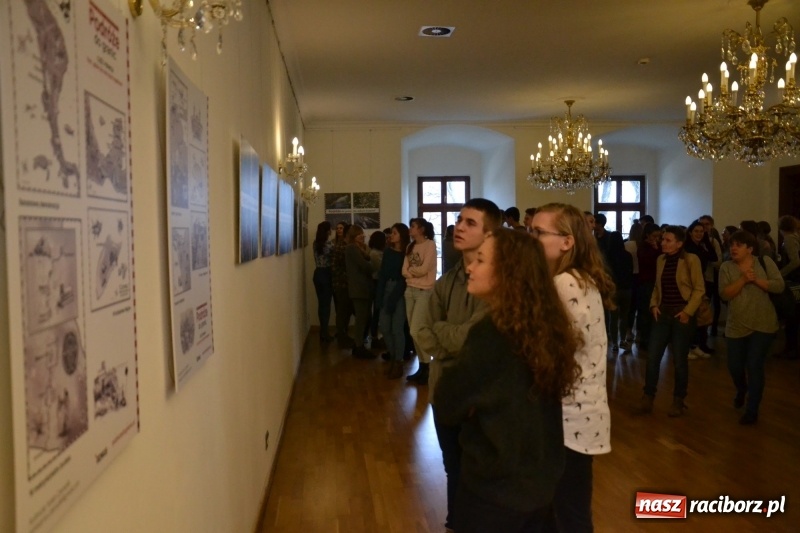 Zdjęcie w galerii na portalu naszraciborz.pl: Młodzież szkolna wzięła udział na Zamku Piastowskim w spotkaniu z Kasią Czemplik i Robertem Czerniakiem wiadomości z regionu