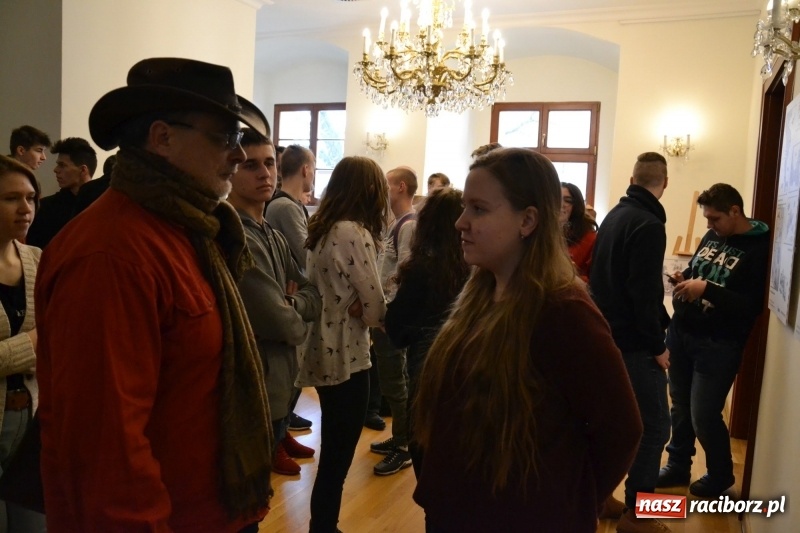 Zdjęcie w galerii na portalu naszraciborz.pl: Młodzież szkolna wzięła udział na Zamku Piastowskim w spotkaniu z Kasią Czemplik i Robertem Czerniakiem wiadomości z regionu