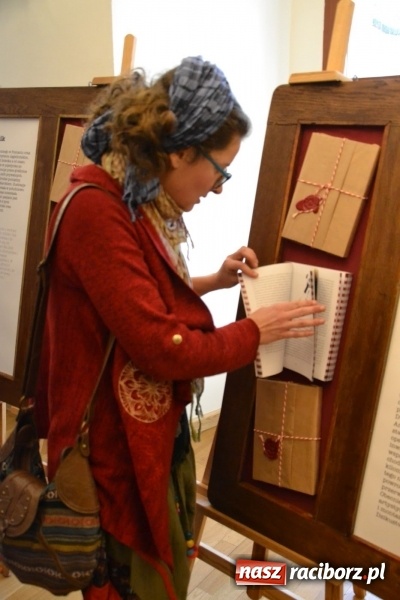 Zdjęcie w galerii na portalu naszraciborz.pl: Młodzież szkolna wzięła udział na Zamku Piastowskim w spotkaniu z Kasią Czemplik i Robertem Czerniakiem wiadomości z regionu