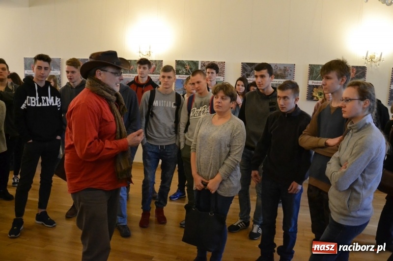 Zdjęcie w galerii na portalu naszraciborz.pl: Młodzież szkolna wzięła udział na Zamku Piastowskim w spotkaniu z Kasią Czemplik i Robertem Czerniakiem wiadomości z regionu