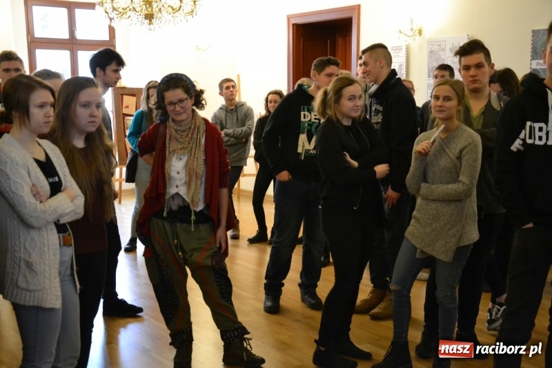 Zdjęcie w galerii na portalu naszraciborz.pl: Młodzież szkolna wzięła udział na Zamku Piastowskim w spotkaniu z Kasią Czemplik i Robertem Czerniakiem wiadomości z regionu