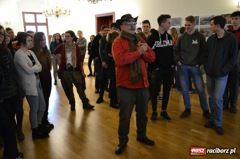 Zdjęcie w galerii na portalu naszraciborz.pl: Młodzież szkolna wzięła udział na Zamku Piastowskim w spotkaniu z Kasią Czemplik i Robertem Czerniakiem wiadomości z regionu