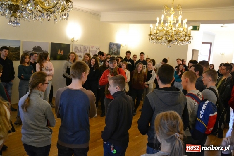 Zdjęcie w galerii na portalu naszraciborz.pl: Młodzież szkolna wzięła udział na Zamku Piastowskim w spotkaniu z Kasią Czemplik i Robertem Czerniakiem wiadomości z regionu