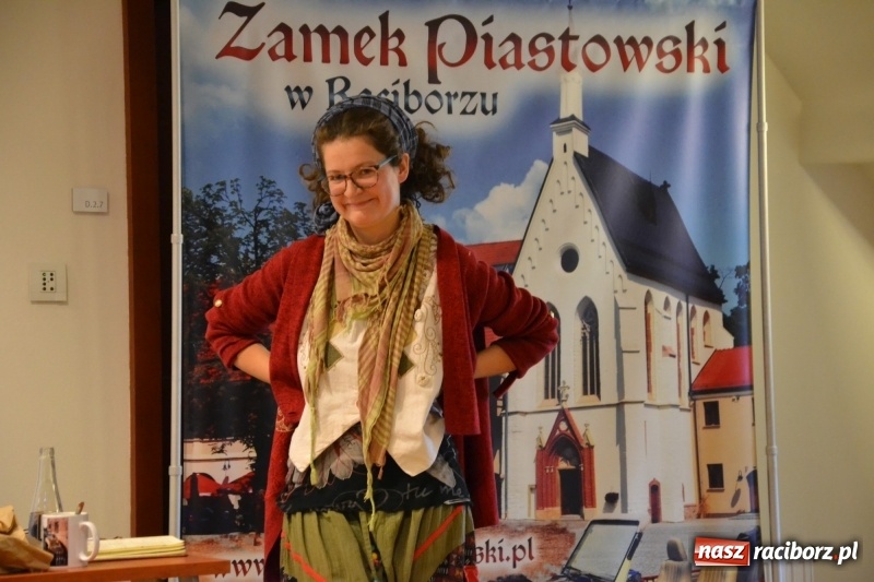 Zdjęcie w galerii na portalu naszraciborz.pl: Młodzież szkolna wzięła udział na Zamku Piastowskim w spotkaniu z Kasią Czemplik i Robertem Czerniakiem wiadomości z regionu