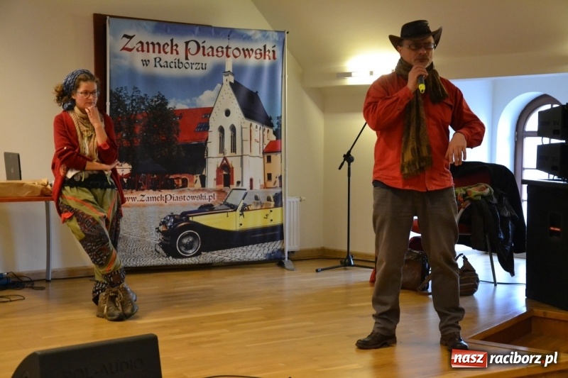 Zdjęcie w galerii na portalu naszraciborz.pl: Młodzież szkolna wzięła udział na Zamku Piastowskim w spotkaniu z Kasią Czemplik i Robertem Czerniakiem wiadomości z regionu