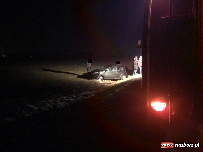 Zdjęcie w galerii na portalu naszraciborz.pl: Twingo dachowało na trasie Ciechowice-Turze  wiadomości z regionu