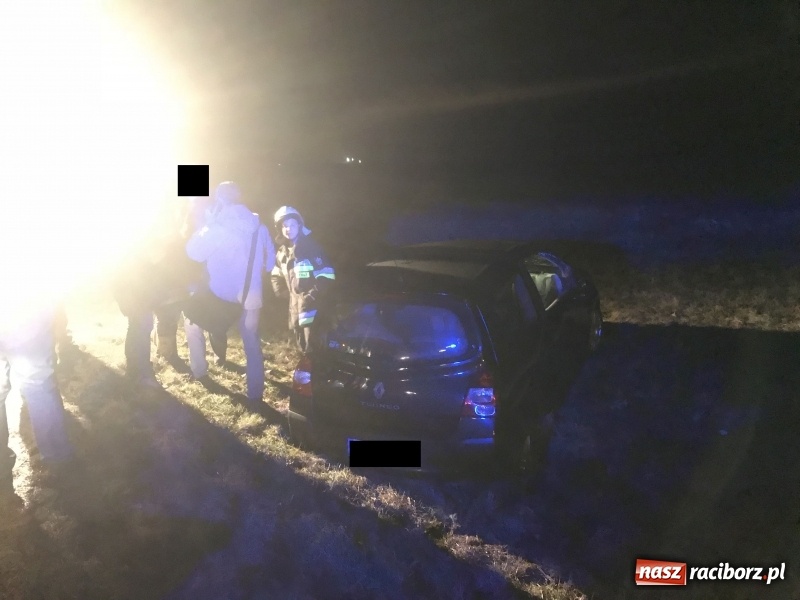 Zdjęcie w galerii na portalu naszraciborz.pl: Twingo dachowało na trasie Ciechowice-Turze  wiadomości z regionu