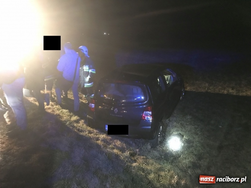 Zdjęcie w galerii na portalu naszraciborz.pl: Twingo dachowało na trasie Ciechowice-Turze  wiadomości z regionu