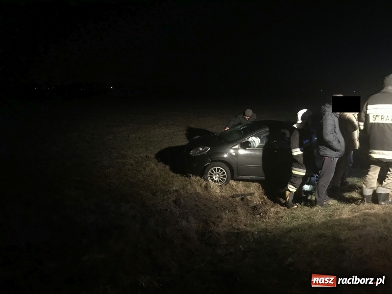 Zdjęcie w galerii na portalu naszraciborz.pl: Twingo dachowało na trasie Ciechowice-Turze  wiadomości z regionu