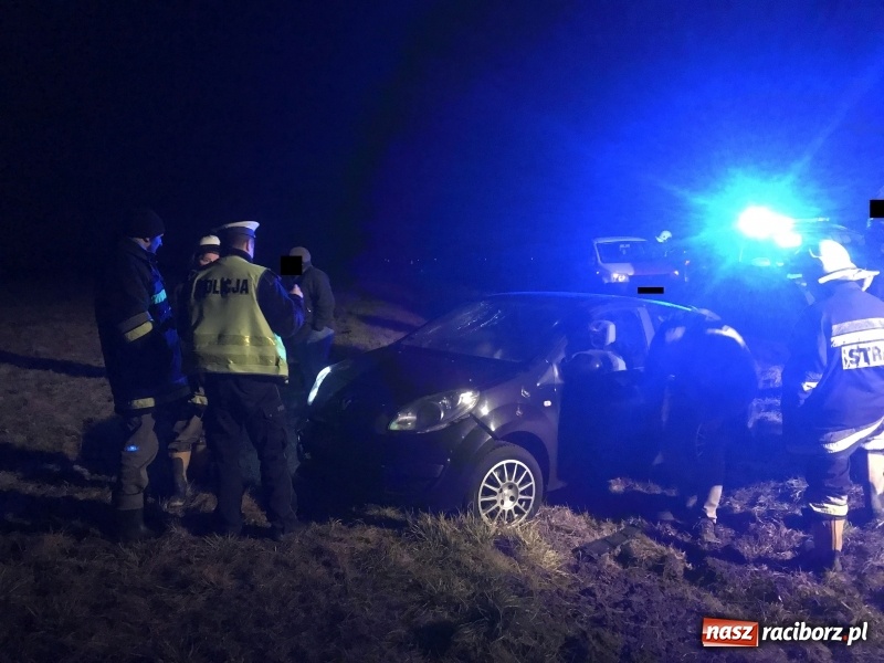 Zdjęcie w galerii na portalu naszraciborz.pl: Twingo dachowało na trasie Ciechowice-Turze  wiadomości z regionu