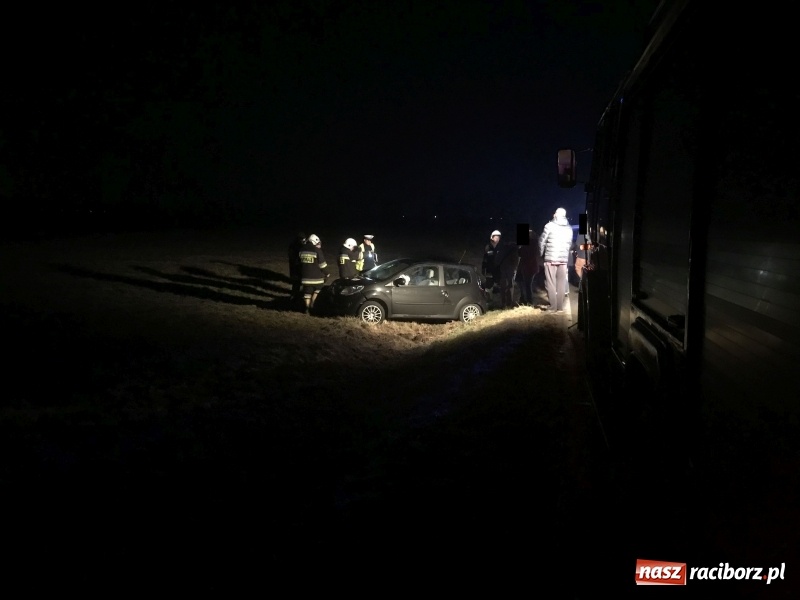 Zdjęcie w galerii na portalu naszraciborz.pl: Twingo dachowało na trasie Ciechowice-Turze  wiadomości z regionu