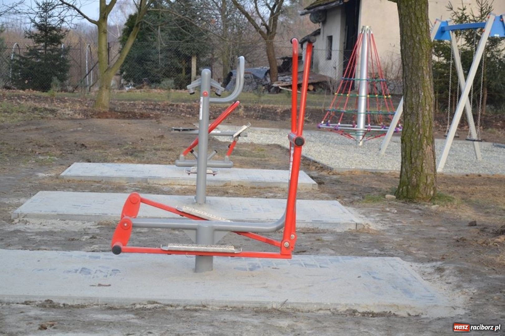 Zdjęcie w galerii na portalu naszraciborz.pl: Nowy plac zabaw i siłownia w rudzkich lasach  wiadomości z regionu