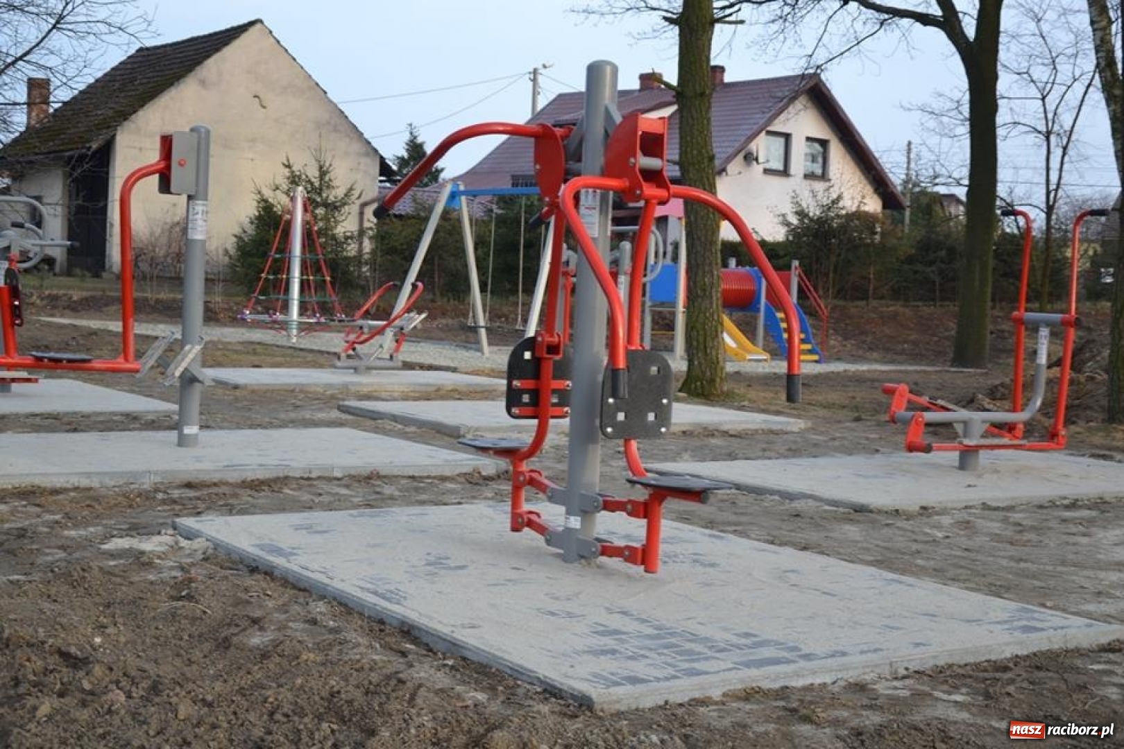 Zdjęcie w galerii na portalu naszraciborz.pl: Nowy plac zabaw i siłownia w rudzkich lasach  wiadomości z regionu