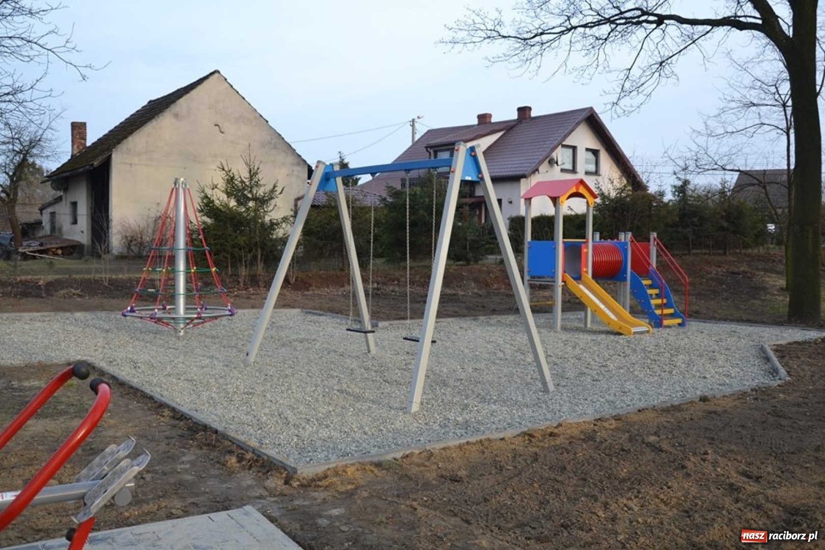 Zdjęcie w galerii na portalu naszraciborz.pl: Nowy plac zabaw i siłownia w rudzkich lasach  wiadomości z regionu