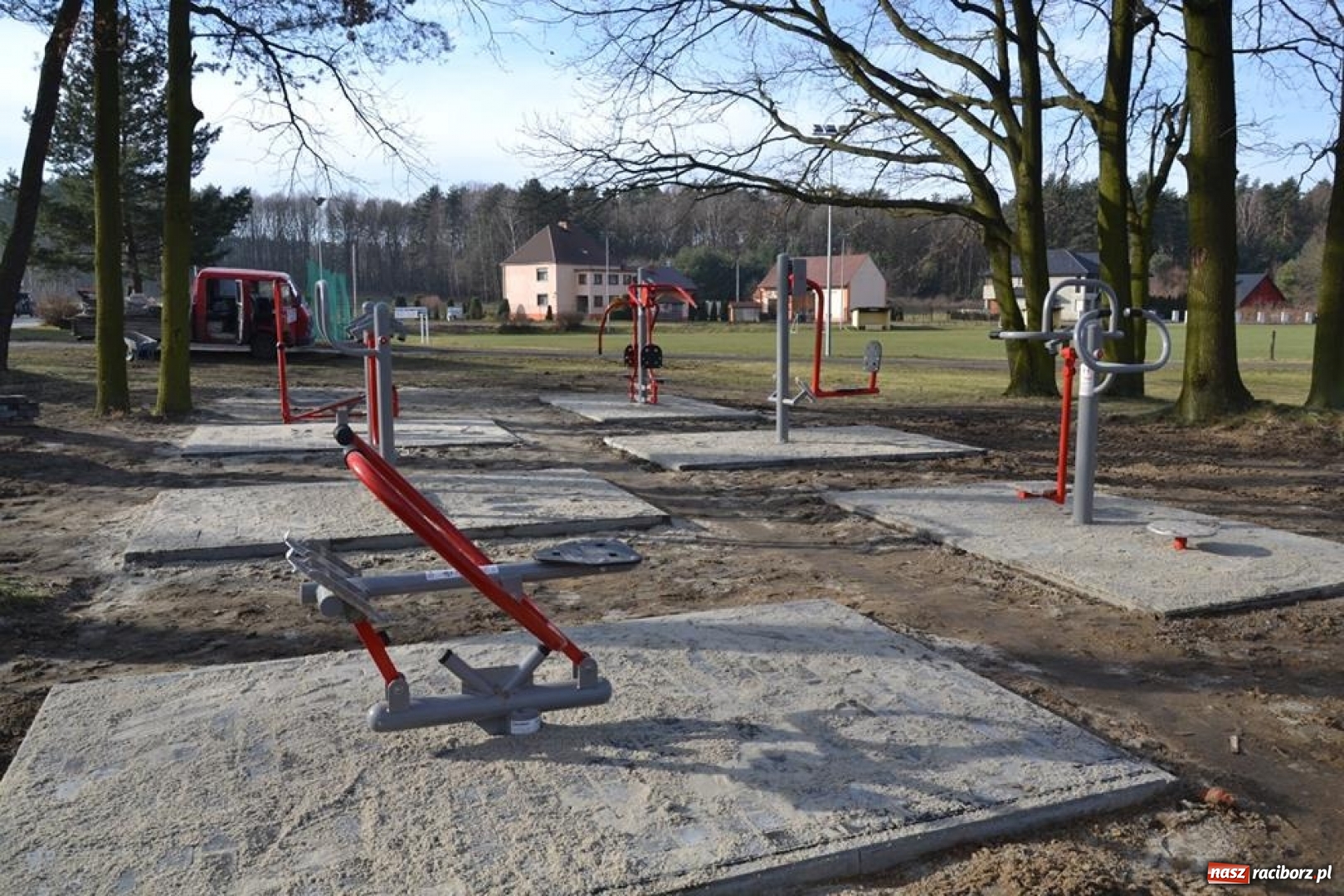 Zdjęcie w galerii na portalu naszraciborz.pl: Nowy plac zabaw i siłownia w rudzkich lasach  wiadomości z regionu