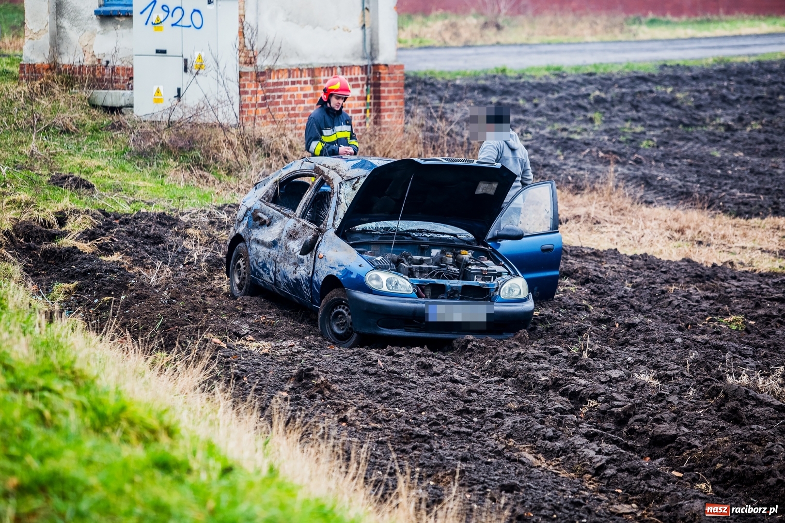 Zdjęcie w galerii na portalu naszraciborz.pl: Daewoo lanos dachował w Samborowicach  wiadomości z regionu