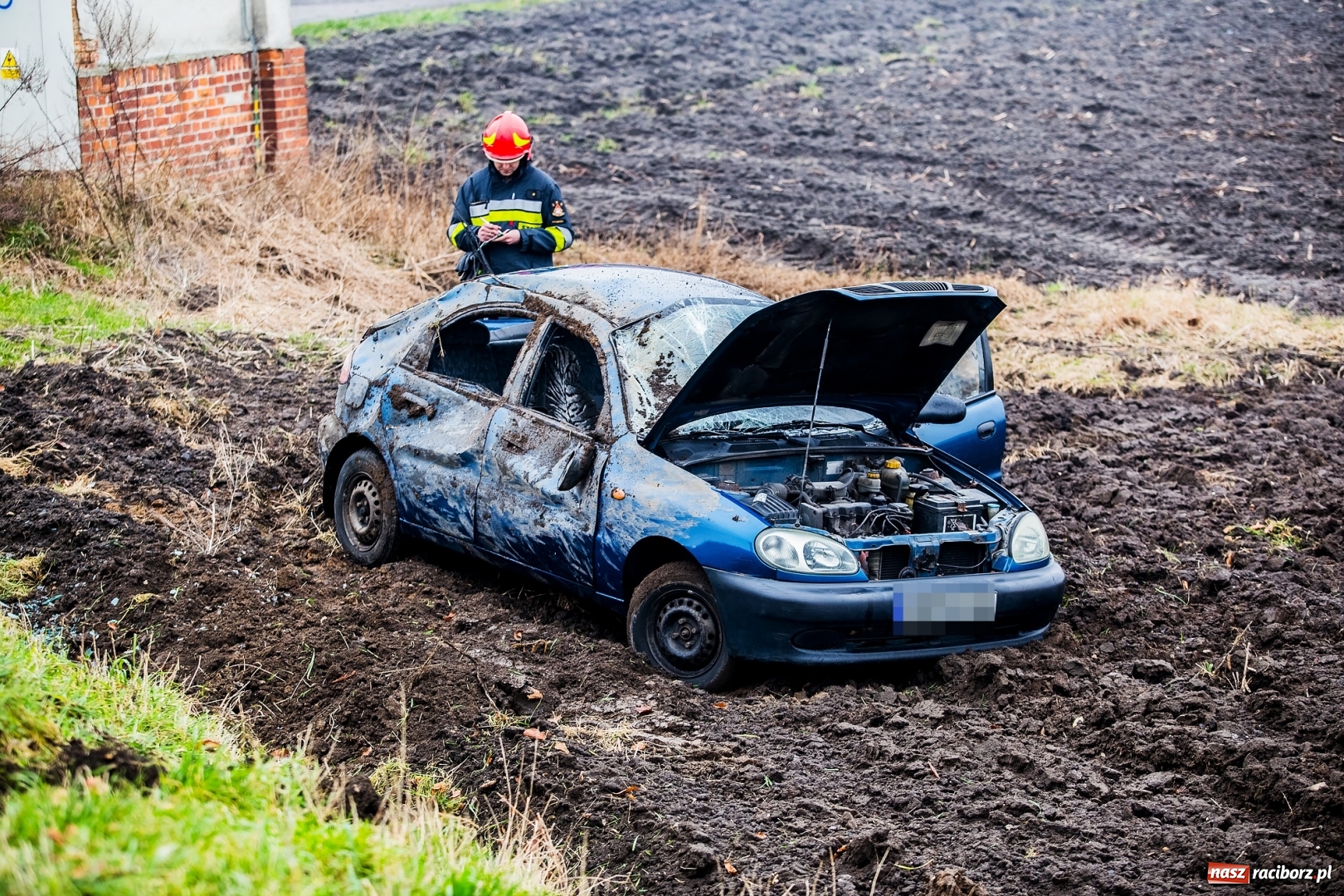 Zdjęcie w galerii na portalu naszraciborz.pl: Daewoo lanos dachował w Samborowicach  wiadomości z regionu