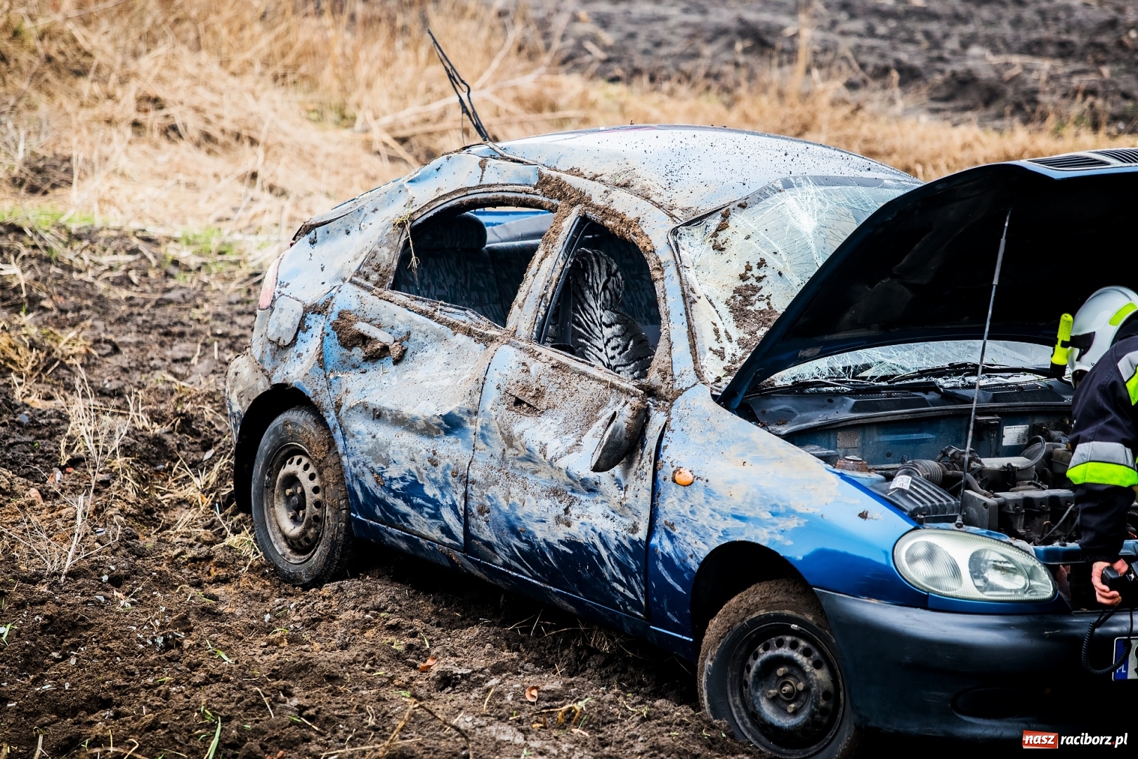 Zdjęcie w galerii na portalu naszraciborz.pl: Daewoo lanos dachował w Samborowicach  wiadomości z regionu