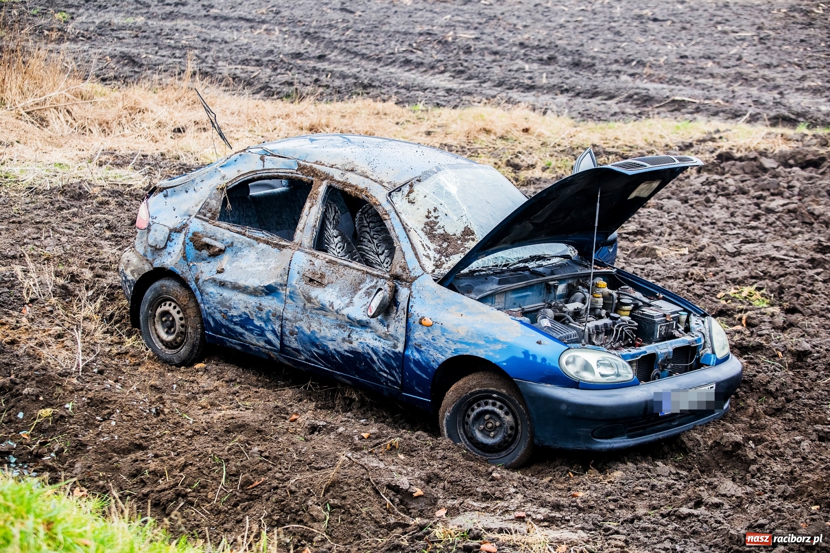 Zdjęcie w galerii na portalu naszraciborz.pl: Daewoo lanos dachował w Samborowicach  wiadomości z regionu