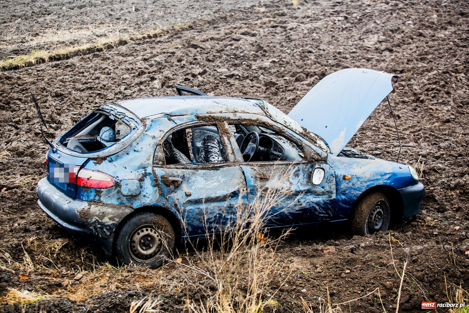 Zdjęcie w galerii na portalu naszraciborz.pl: Daewoo lanos dachował w Samborowicach  wiadomości z regionu