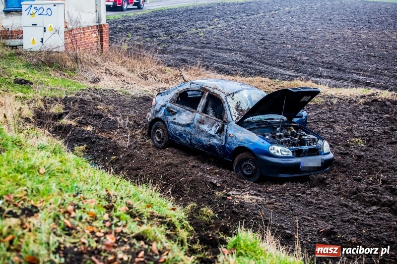 Zdjęcie w galerii na portalu naszraciborz.pl: Daewoo lanos dachował w Samborowicach  wiadomości z regionu