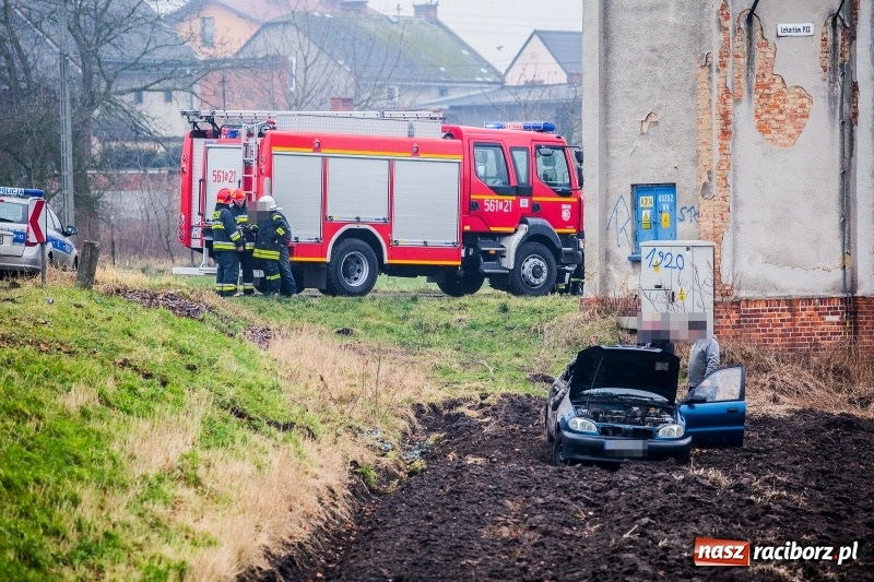 Zdjęcie w galerii na portalu naszraciborz.pl: Daewoo lanos dachował w Samborowicach  wiadomości z regionu