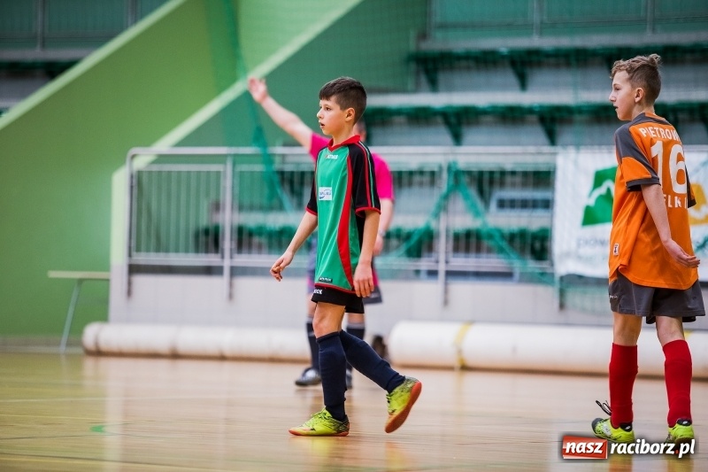 Zdjęcie w galerii na portalu naszraciborz.pl: Zimowa Liga Halowej Piłki Nożnej Młodzików w Arenie Rafako wiadomości z regionu