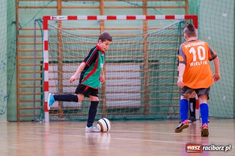 Zdjęcie w galerii na portalu naszraciborz.pl: Zimowa Liga Halowej Piłki Nożnej Młodzików w Arenie Rafako wiadomości z regionu