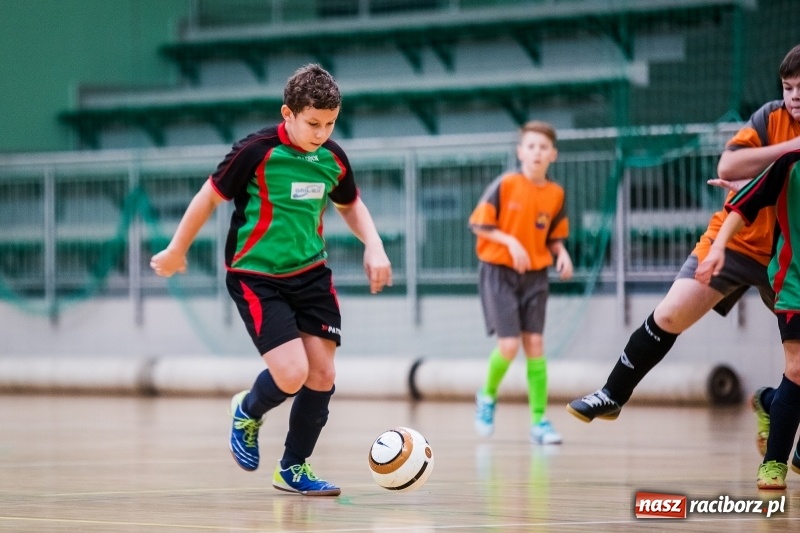 Zdjęcie w galerii na portalu naszraciborz.pl: Zimowa Liga Halowej Piłki Nożnej Młodzików w Arenie Rafako wiadomości z regionu