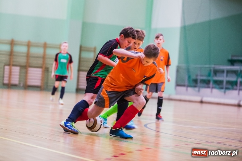 Zdjęcie w galerii na portalu naszraciborz.pl: Zimowa Liga Halowej Piłki Nożnej Młodzików w Arenie Rafako wiadomości z regionu