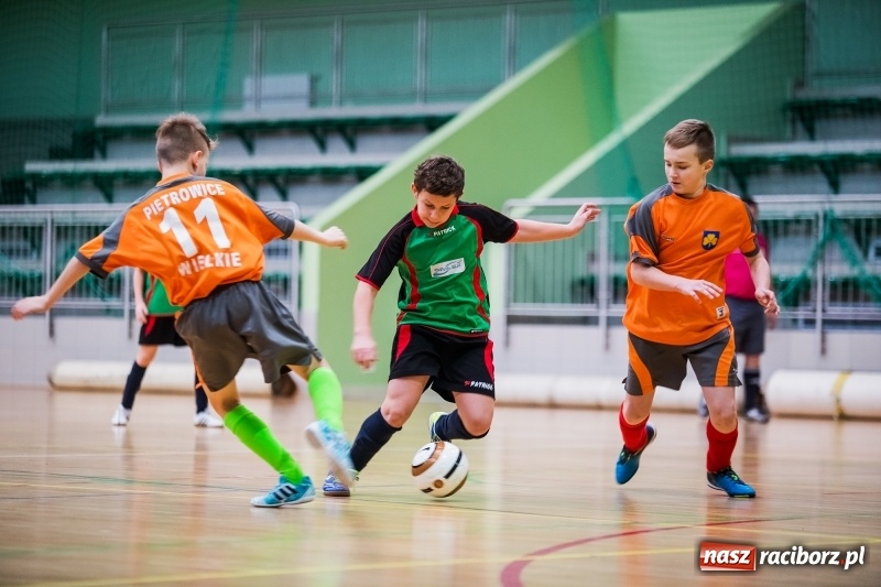 Zdjęcie w galerii na portalu naszraciborz.pl: Zimowa Liga Halowej Piłki Nożnej Młodzików w Arenie Rafako wiadomości z regionu