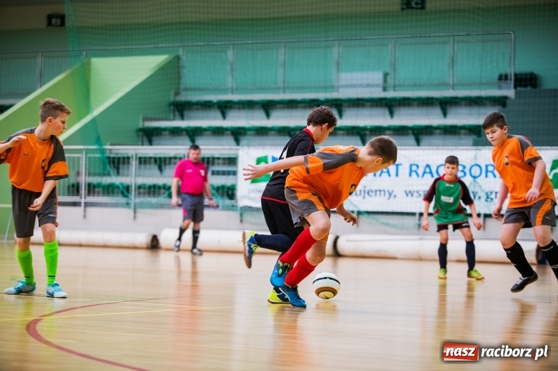 Zdjęcie w galerii na portalu naszraciborz.pl: Zimowa Liga Halowej Piłki Nożnej Młodzików w Arenie Rafako wiadomości z regionu