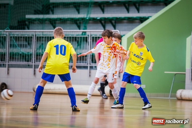 Zdjęcie w galerii na portalu naszraciborz.pl: Zimowa Liga Halowej Piłki Nożnej Młodzików w Arenie Rafako wiadomości z regionu