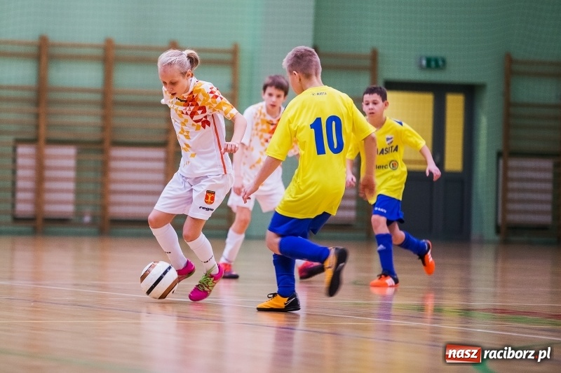 Zdjęcie w galerii na portalu naszraciborz.pl: Zimowa Liga Halowej Piłki Nożnej Młodzików w Arenie Rafako wiadomości z regionu