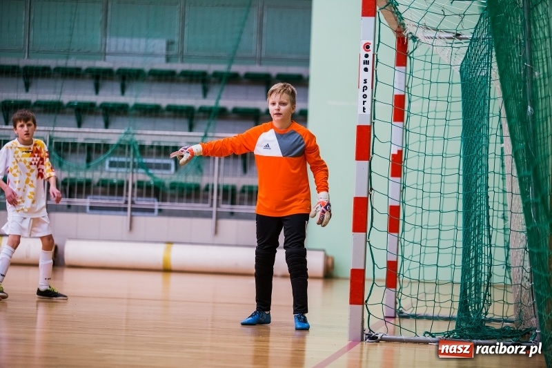 Zdjęcie w galerii na portalu naszraciborz.pl: Zimowa Liga Halowej Piłki Nożnej Młodzików w Arenie Rafako wiadomości z regionu