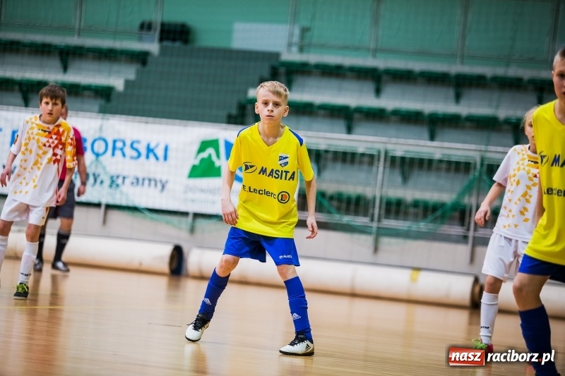 Zdjęcie w galerii na portalu naszraciborz.pl: Zimowa Liga Halowej Piłki Nożnej Młodzików w Arenie Rafako wiadomości z regionu