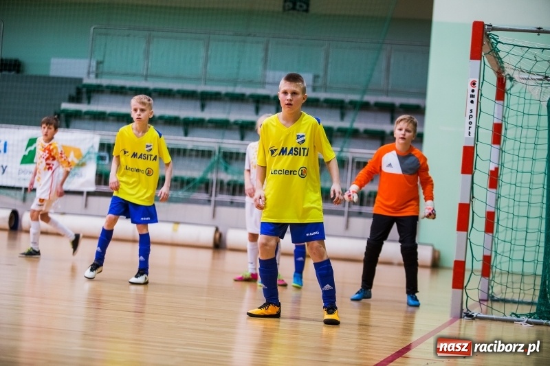 Zdjęcie w galerii na portalu naszraciborz.pl: Zimowa Liga Halowej Piłki Nożnej Młodzików w Arenie Rafako wiadomości z regionu