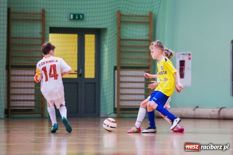 Zdjęcie w galerii na portalu naszraciborz.pl: Zimowa Liga Halowej Piłki Nożnej Młodzików w Arenie Rafako wiadomości z regionu