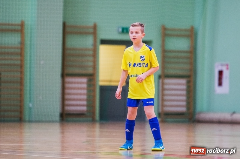Zdjęcie w galerii na portalu naszraciborz.pl: Zimowa Liga Halowej Piłki Nożnej Młodzików w Arenie Rafako wiadomości z regionu