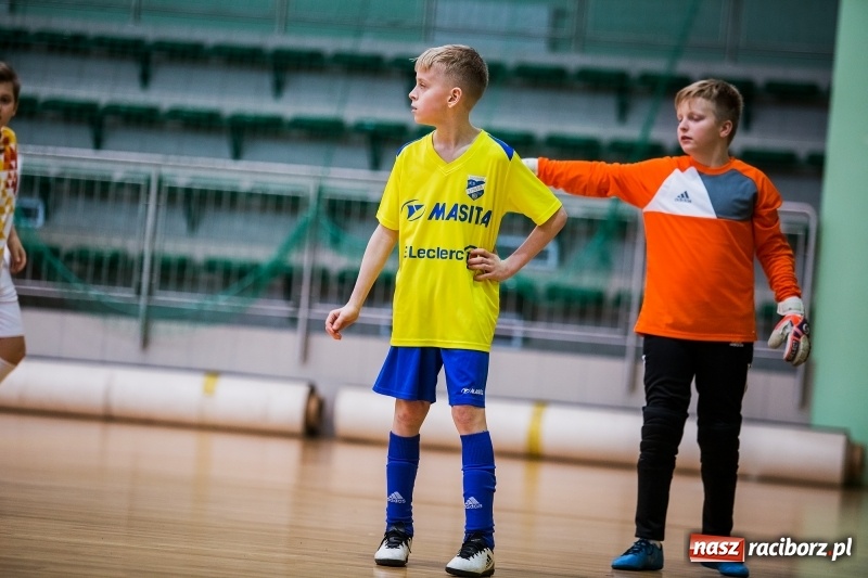 Zdjęcie w galerii na portalu naszraciborz.pl: Zimowa Liga Halowej Piłki Nożnej Młodzików w Arenie Rafako wiadomości z regionu