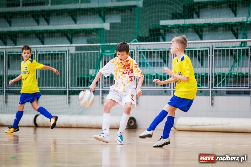 Zdjęcie w galerii na portalu naszraciborz.pl: Zimowa Liga Halowej Piłki Nożnej Młodzików w Arenie Rafako wiadomości z regionu