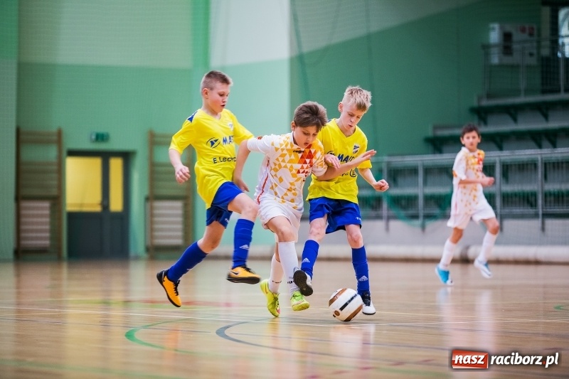 Zdjęcie w galerii na portalu naszraciborz.pl: Zimowa Liga Halowej Piłki Nożnej Młodzików w Arenie Rafako wiadomości z regionu