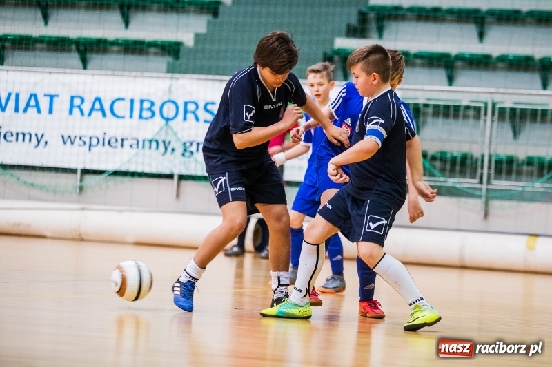 Zdjęcie w galerii na portalu naszraciborz.pl: Zimowa Liga Halowej Piłki Nożnej Młodzików w Arenie Rafako wiadomości z regionu