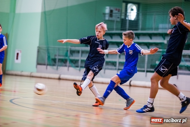 Zdjęcie w galerii na portalu naszraciborz.pl: Zimowa Liga Halowej Piłki Nożnej Młodzików w Arenie Rafako wiadomości z regionu