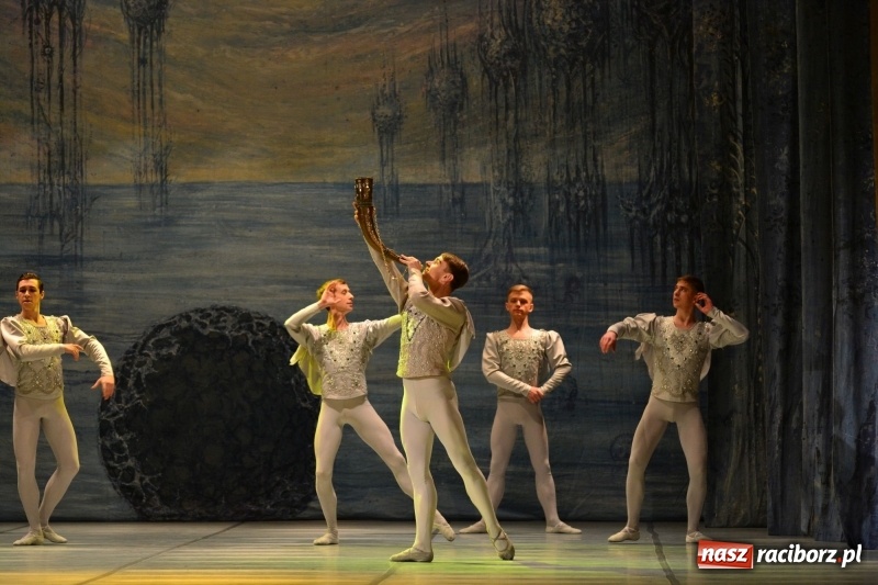 Zdjęcie w galerii na portalu naszraciborz.pl: Jezioro Łabędzie na scenie RCK. Sala wypełniona po brzegi wiadomości z regionu