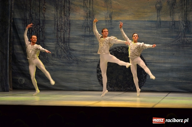 Zdjęcie w galerii na portalu naszraciborz.pl: Jezioro Łabędzie na scenie RCK. Sala wypełniona po brzegi wiadomości z regionu