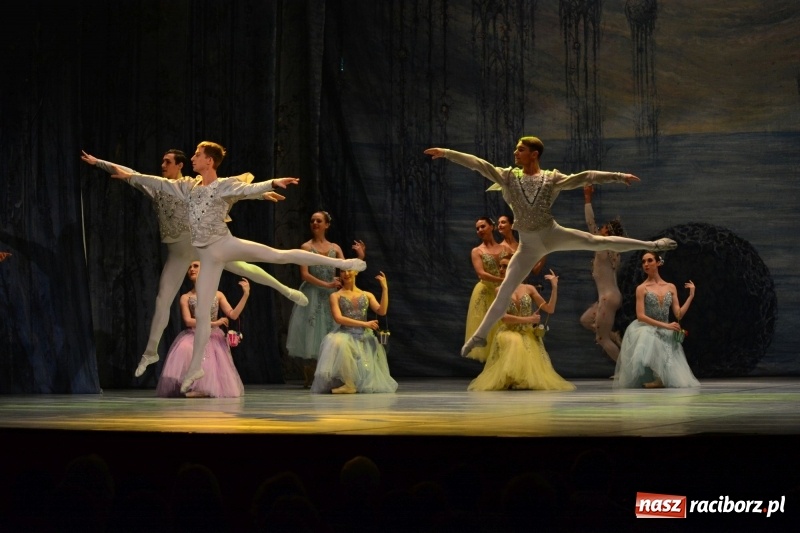 Zdjęcie w galerii na portalu naszraciborz.pl: Jezioro Łabędzie na scenie RCK. Sala wypełniona po brzegi wiadomości z regionu